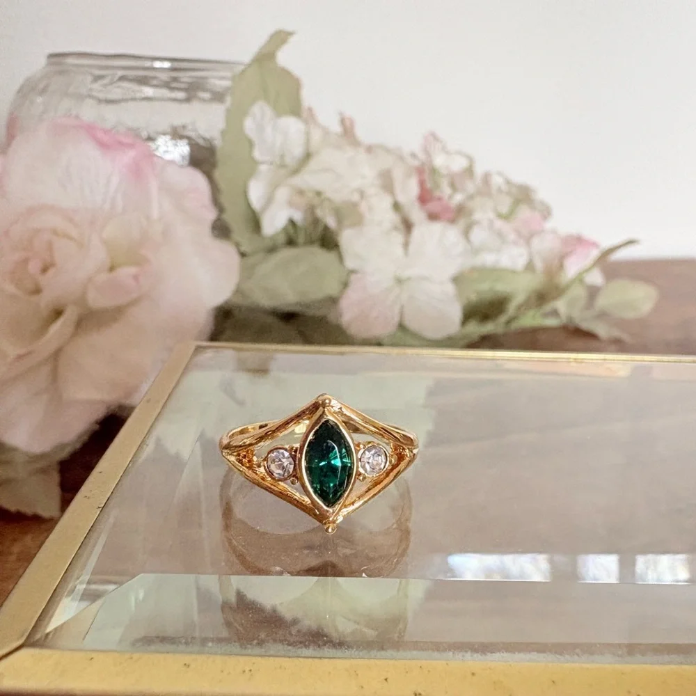 VTG 1995 Avon Emerald Marquise Rhinestone Gold Plated Ring Sz 8.5 - Picture 7 of 11